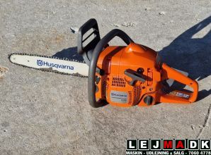 Lej en benzin motorsav Husqvarna 135