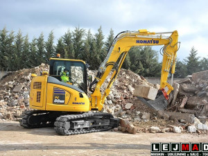 Lej en 8,8 ton gravemaskine Komatsu PC88MR-11 med rotortilt